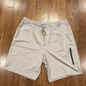 Vuori kore shorts 8” Men's sand beige Athletic Shorts unlined size XL